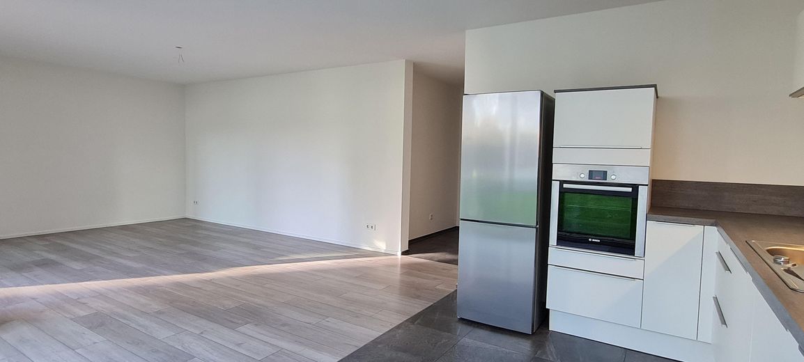 1. piętro nowoczesne mieszkanie 3,5-pokojowe z windą, zabudowaną kuchnią, zadaszonym balkonem, pomieszczeniem gospodarczym i WC dla gości – Wohnzimmer/Küche