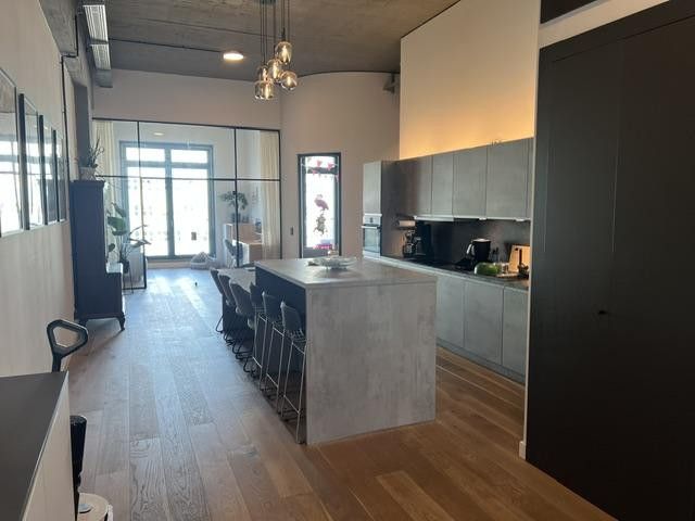 Viel Platz für den Alltag in dieser modernisierten 4-Zimmer-Loftwohnung in Lichtenberg – Eingangsbereich / Küche