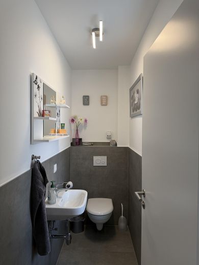 Premium 3-Zimmer-Maisonette-Wohnung mit offener Wohn-Ess-Küche, Dachterrasse & Fußbodenheizung – OG Gäste-WC