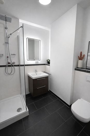 Amueblado: moderno apartamento de 4 habitaciones en los Welfenhöfen (limitado a dos años) – Duschbad_1