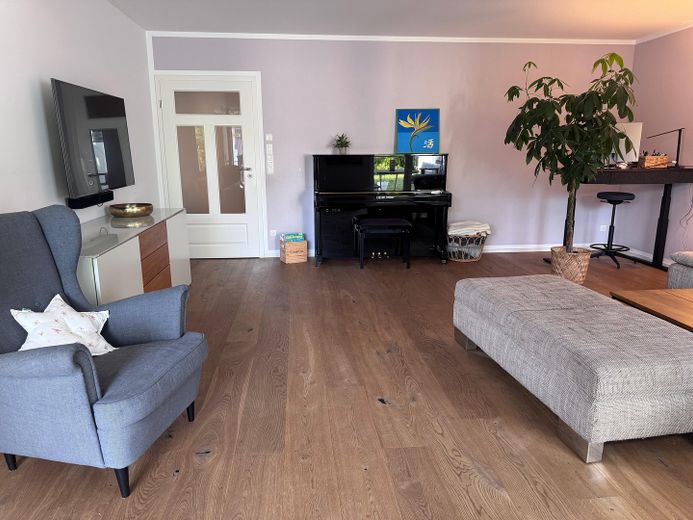 Einzigartige Gartenwohnung in München – Wohnzimmer - Übersicht 7