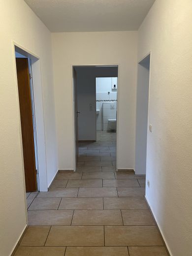 Geräumige 5- Zimmer Wohnung mit Balkon im 2. OG – Flur