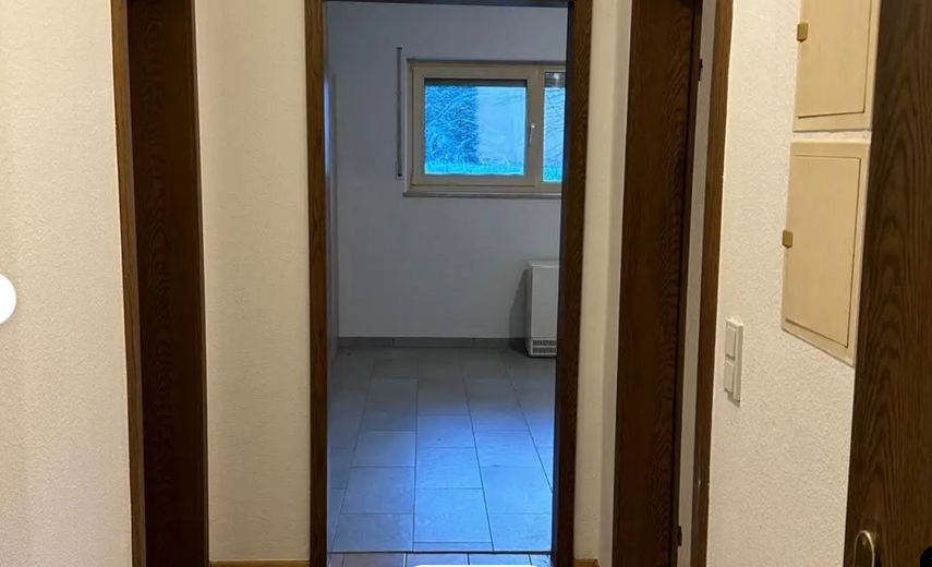 Urokliwa kawalerka z zabudową kuchenną w Trier-Pfalzel – Flur Richtung Zimmer