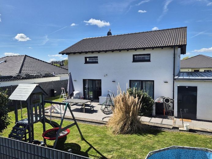 Modernes Familienglück in ruhiger Lage - energieeffizientes Einfamilienhaus mit Garten, Smart Home und Doppelgarage – Außenaufnahme