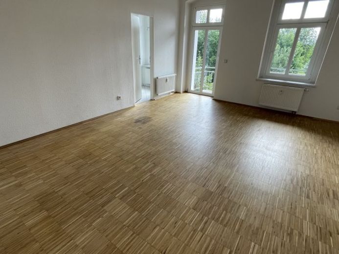 3.OG / großes Wohnzimmer + Balkon / Stellplatz mögl. ! – Foto 1