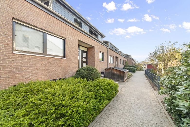 Modernes Reihenmittelhaus mit Photovoltaik und viel Platz zum Leben in Großburgwedel – Außenansicht