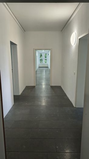 Große, bezugsfertige Wohnung - 6,5 Zimmer + 3 Stellplätze – Foto 4