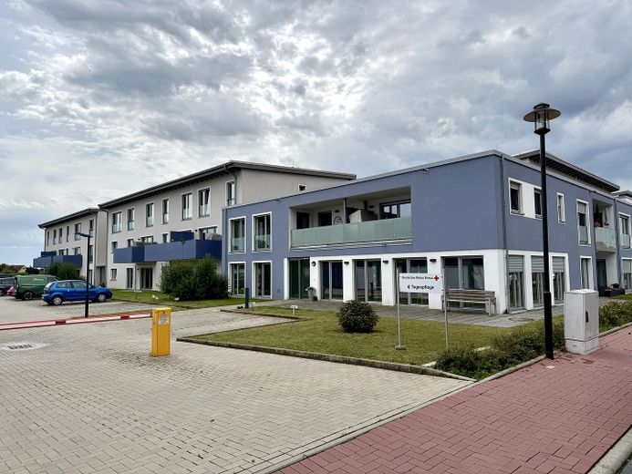 Nowoczesne mieszkanie w domu wielopokoleniowym z garażem – Seitenansicht