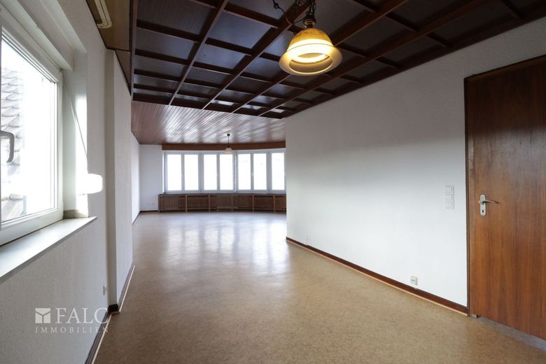 Charmante 3-Zimmer-Wohnung mit einzigartigem Fensterband – Wohnzimmer