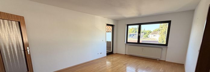 Helle 2-Zimmer-Wohnung, neues Bad, neue Küche, U-Bahn-nähe – Wohnzimmer
