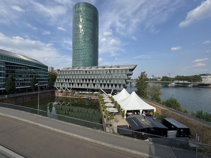 Wohnan auf dem Wasser - Exklusive 2-Zimmer Wohnung mit unverbaubaren Blick auf den Main – Mainblick