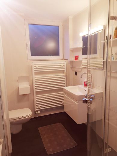 TRAUM(FERIEN)WOHNUNG VON PRIVAT ZU KAUFEN! – Modernes Bad mit Tageslicht
