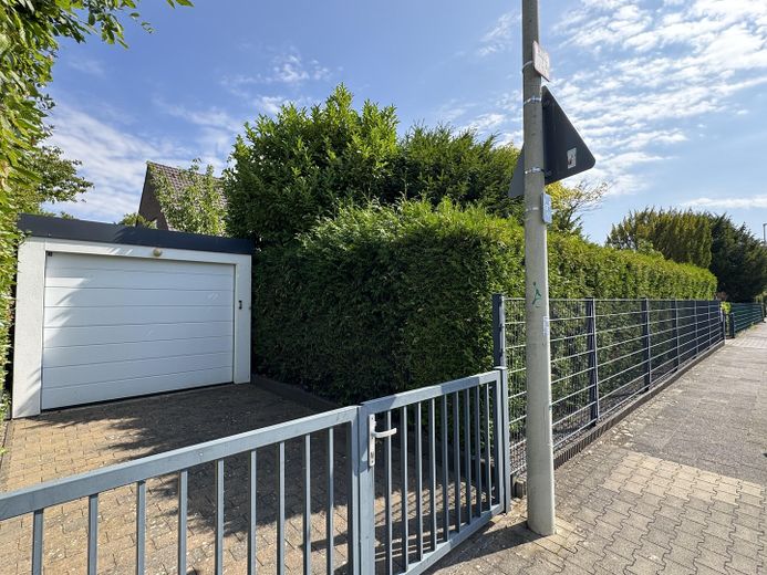 Vendita da privato - casa bifamiliare/casa multigenerazionale su terreno in diritto di superficie a Kaarst Mitte – Straßenansicht 2. Garage links