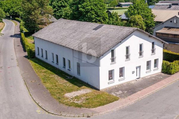 MOLTO SPAZIO, OFFICINA E 300 M² DI POTENZIALE DI AMPLIAMENTO