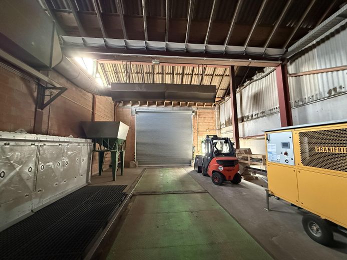 Vielseitiger Gewerbestandort mit Büro-, Lager- und Hallenflächen in Volkmarsen – Innenansicht Annahmehalle