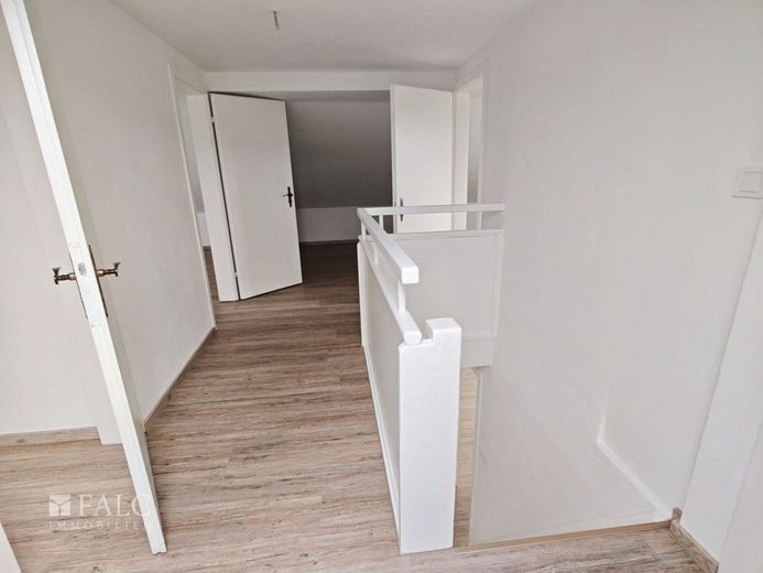 Provisionsfrei!!! Renovierte 6-Zimmer-Maisonettewohnung in einem Dreifamilienhaus zu vermieten! – Flur Dachgeschoss