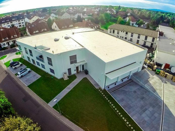 Immobile commerciale polivalente con showroom, capannone e unità abitativa a Heusenstamm – Luftaufnahme Lagerbereich
