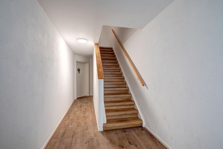 Maisonette-Dachgeschosswohnung mit Galerie & Balkon – kernsaniert 2022, A+ – Treppenhaus, Zugang