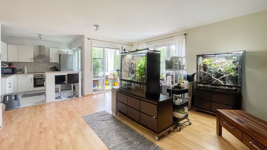 Mainz-Finthen: Gemütliche 2-ZKB-Wohnung; tolles Raumgefühl; 70m²; Wohlfühl-Loggia! – Blick in die Küche und Loggia