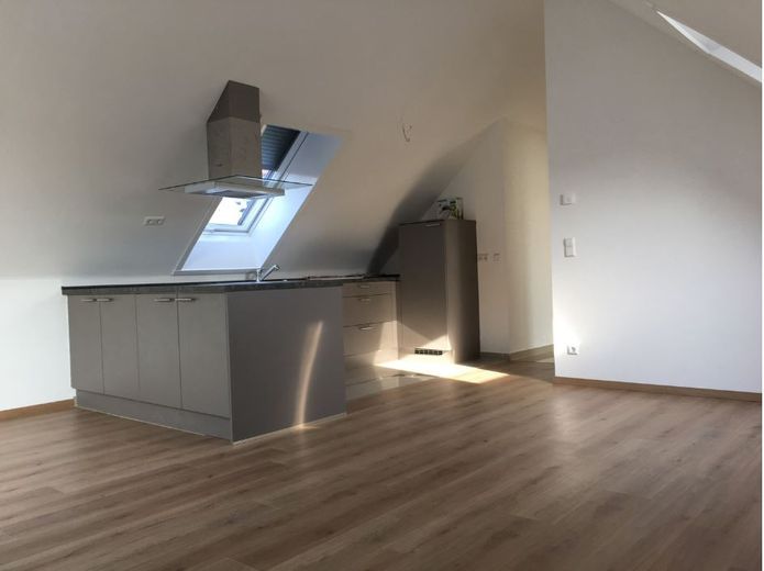 Großzügige Maisonette-Wohnung im Niedrigenergiehaus mit Blick ins Grüne – Kueche DG-Wohnung