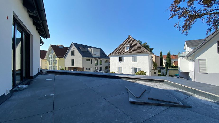4-Zimmerwohnung in Traumlage mit Kachelofen, Balkon, Dachterrasse, Gästebad und Garage – Terrasse Süd