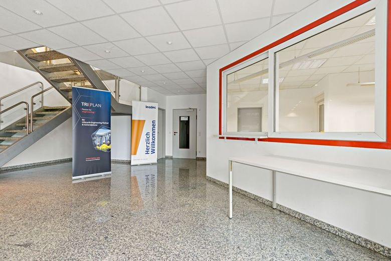 Amplia superficie de oficinas y comercial en Merseburg - ¡aprox. 834 m² divisible en alquiler! – Eingang