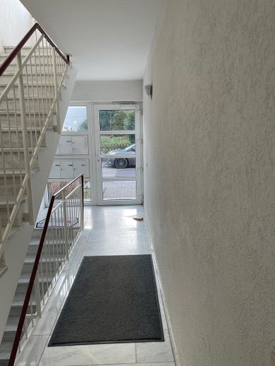 Moderne 3-Zi.-EG-Wohnung mit Blick übers Tal in Heppenheim-Kirschhausen – Hausflur Richtung Ausgang