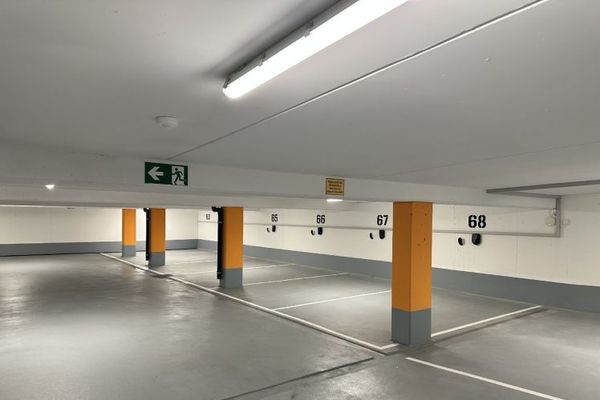 Парковочные места для электромобилей с Wallbox — места в подземном гараже в центре Шрамберга!