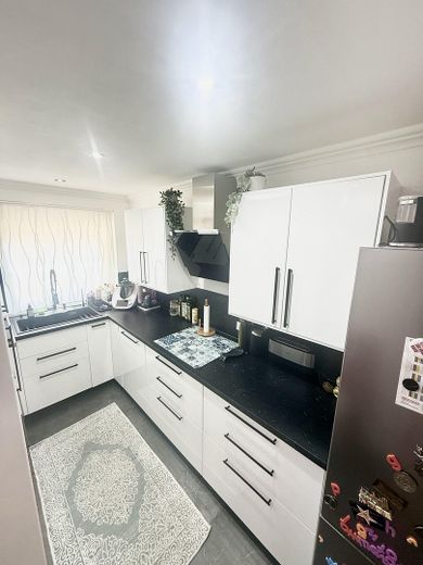 Provisions- & bezugsfrei: Sanierte 4-Zimmer Wohnung mit Klima & Garage – Küche