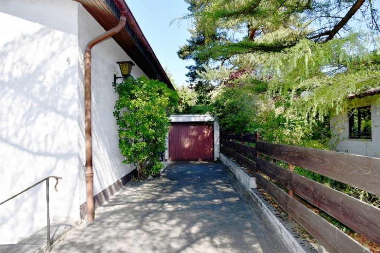 Viel Platz für das Leben - freistehendes Einfamilienhaus mit Einliegerwohnung in Waldrandnähe von Darmstadt-Eberstadt – Hauszugang