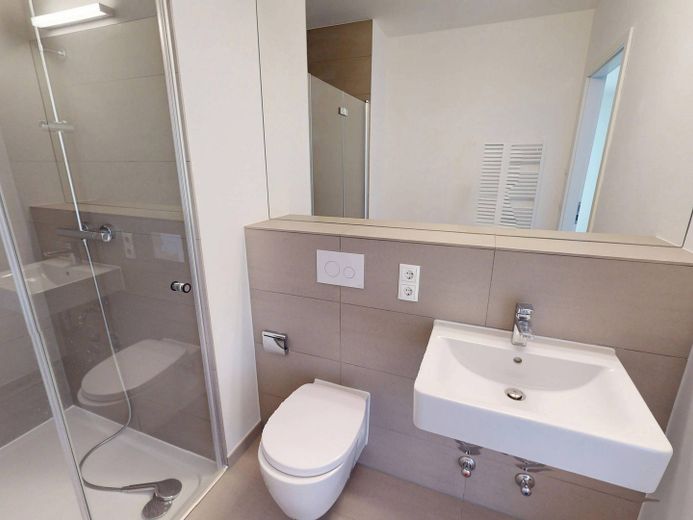 Geräumige 2-Zimmer-Wohnung mit EBK und 2 BALKONEN im Neubauquartier 'Ferdinand's Garden' – Ansicht I: Badezimmer
