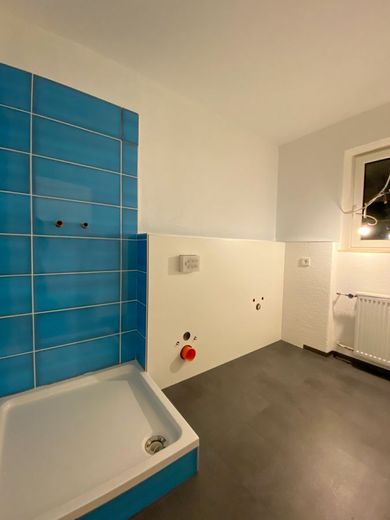 Ruhige Renovierte 2 Zimmer Wohnung – Bad