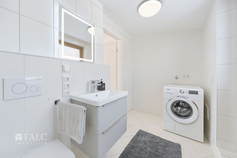 Wohnglück auf vier Ebenen - modernes Reihenmittelhaus in begehrter Lage von Feldmoching – DG Badezimmer Einrichtungsbeispiel