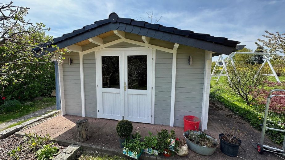 Straordinaria casa unifamiliare moderna con doppio garage – Gartenhaus