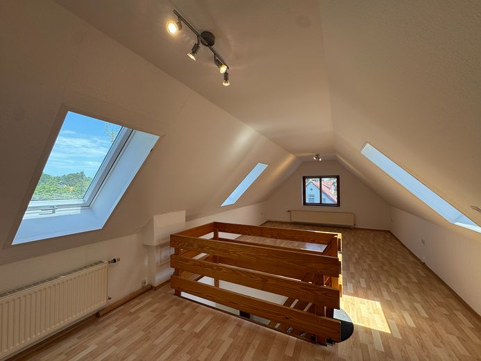 Von Privat, 2 ZKB + offenes Studio, Abst.-R., EBK, Waschtrockner, 1. OG, Carport mit AR, Terrasse – Studio