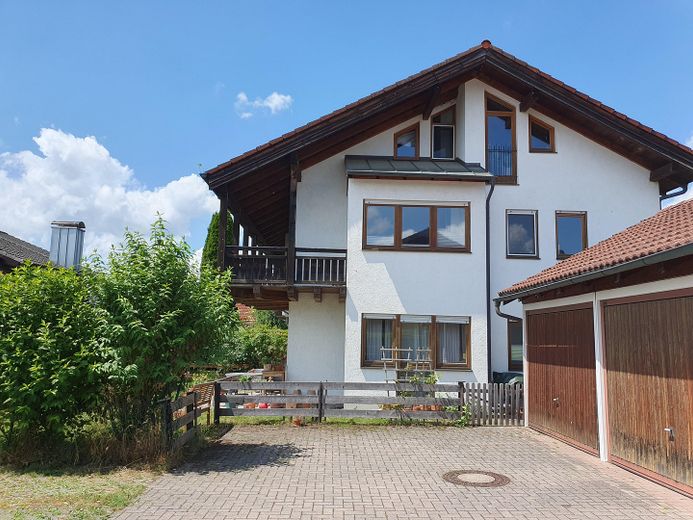 Blick aufs Haus von der Straße