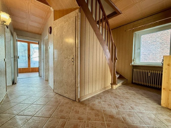 Menden: Flexibler Altbau mit reichlich Platz und vielen Optionen! – Erdgeschoss: Flur / Treppenlauf
