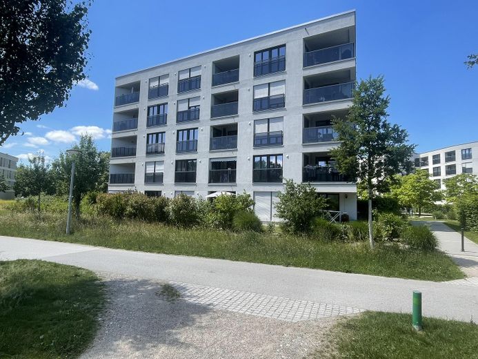 München-Aubing: Neuwertige familienfreundliche 4-Zimmer-Wohnung mit Blick ins Grüne / S-Bahn-Nähe – Außenansicht 