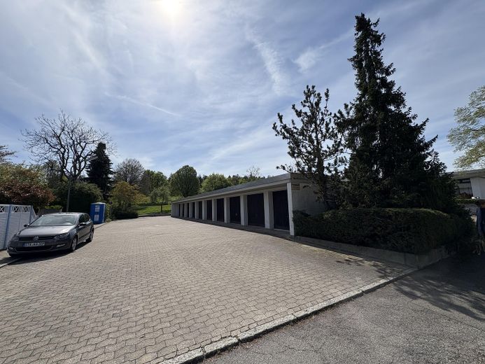 Krailling: Großzügiges Reihenmittelhaus + Garage (optional) – Garagenhof 