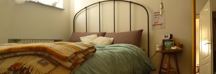 Apartamento modernizado de 2 habitaciones con logia y alquiler sólido – Schlafzimmer 1