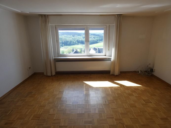 Mehrfamilienhaus mit Südlage und traumhaftem Ausblick – Wohnzimmer OG