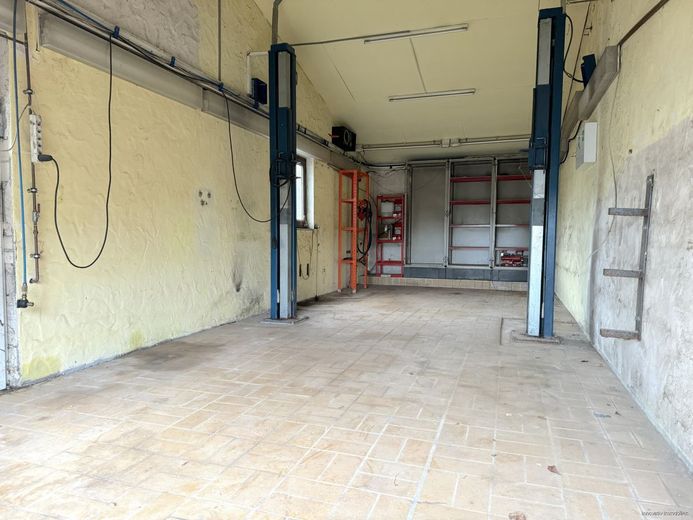 Garage mit Hebebühnevorrichtung