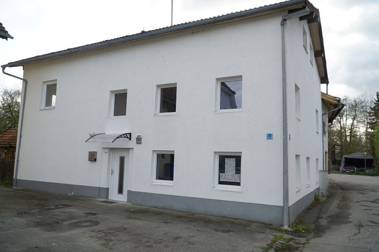 Vollständig renoviertes und modernisiertes 5-Zimmer-Einfamilienhaus in Eichendorf – Vorderansicht