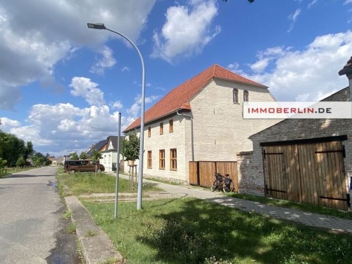 IMMOBERLIN.DE - Tarihi yapı topluluğu, genişletme potansiyeli ile! Kısmen yenilenmiş ev ve ek bina – Fotoğraf 1