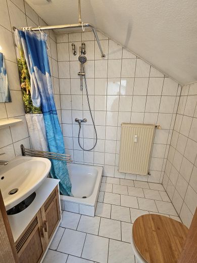 Bad mit Dusche und WC