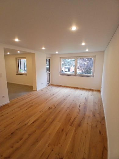Piso de 4 habitaciones completamente renovado con balcón en Trier-Heiligkreuz – de alta calidad y listo para entrar a vivir – Wohnen / Essen 