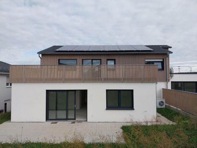 Wunderschöne, helle 4 Zimmer Wohnung mit großer Terrasse und Tageslichtbad – Bild 1