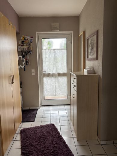 Ruhig wohnen in Feldrandlage: Doppelhaushälfte 5 Zi, 140 qm, Garage – heller Eingangsbereich