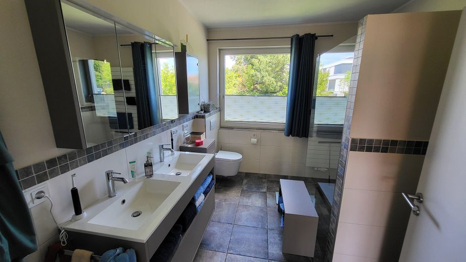 Maison d’architecte située sur un versant calme avec espace séparé pour bureau/cabinet (appartement indépendant) – Bad 1