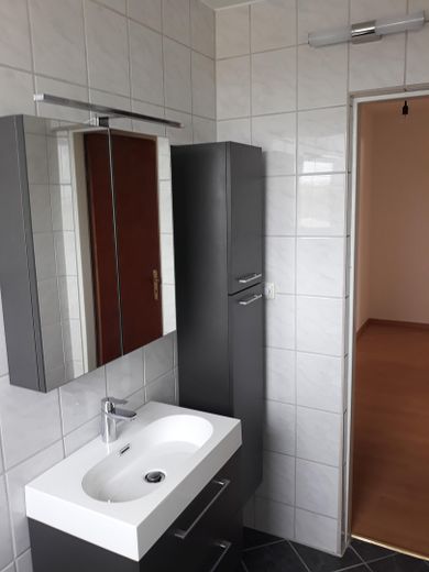 Sakin ve bakımlı çatı katı dairesi, ankastre mutfaklı, S-Bahn istasyonuna yürüme mesafesinde – Bad